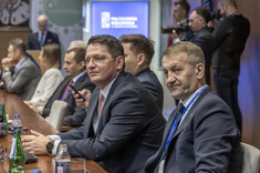 Uczestnicy spotkania. Na pierwszym planie od prawej: A. Sowa, D. Gębarowski,