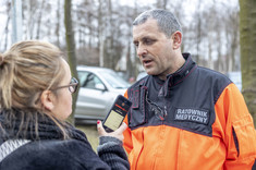 Dyrektor podkarpackiego oddziału PCK Maciej Maruszak podczas wywiadu, 