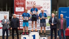 Zdjęcie z dekoracji zwycięzców biegu w Biegu o puchar Dziekana