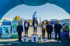 Zwycięzcy z przedstawicielami władz uczelni,