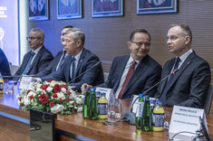 Od prawej: prezydent A. Duda, marszałek W. Ortyl, minister P. Ćwik, doradcy prezydenta,