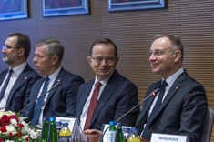 Od prawej: prezydent A. Duda, marszałek W. Ortyl, minister P. Ćwik, doradcy prezydenta,