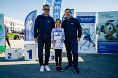 Zwycięzcy z przedstawicielami władz uczelni,