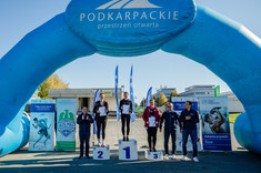 Zwycięzcy z przedstawicielami władz uczelni,