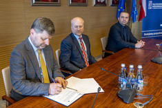Podpisanie porozumienia przez prof. P. Koszelnika. Obok od lewej: prof. J. Sęp i dr inż. K. Boryczko.